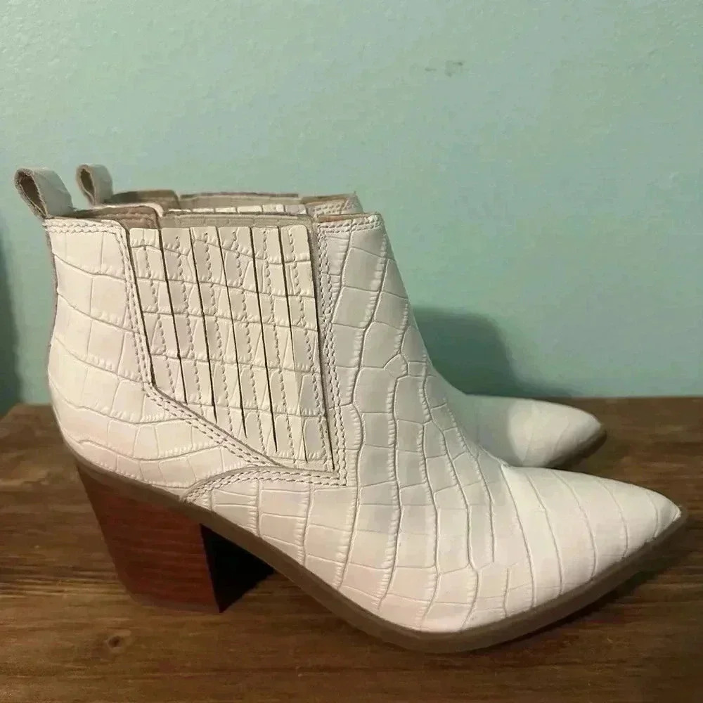 MARC FISHER Rental2 Womens 7.5 White Pointed Toe Crocodile Booties Chunky Heel